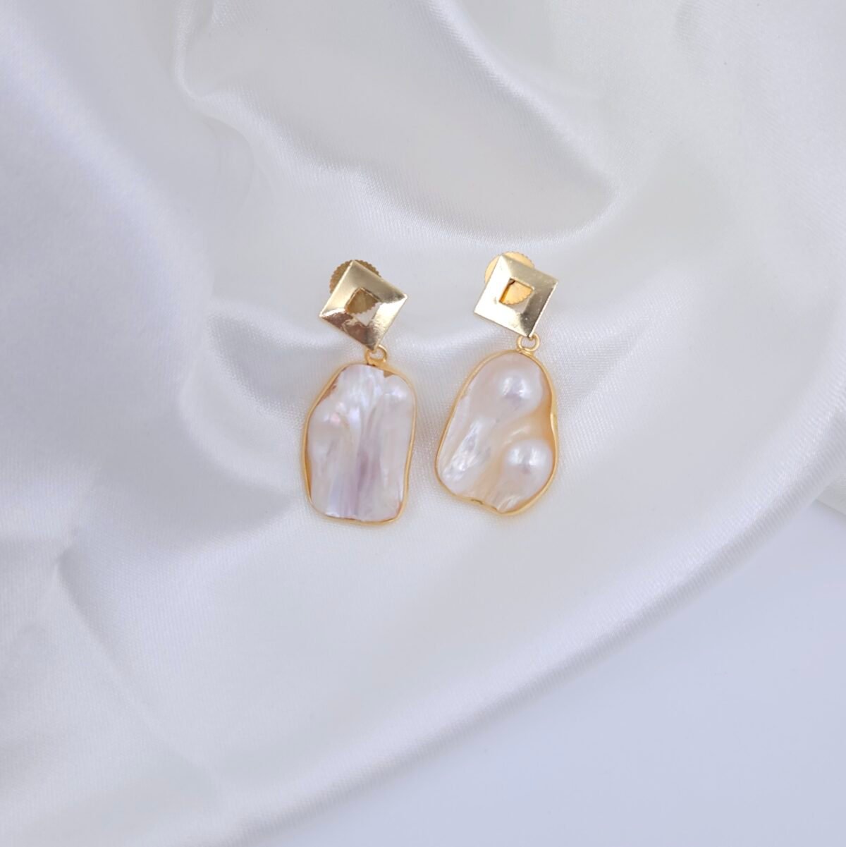 Handcrafted Anti-Tarnish Mother of Pearl & Natural Stone Jewellery Set – Gold-Plated Geometric Collar Necklace and Earrings