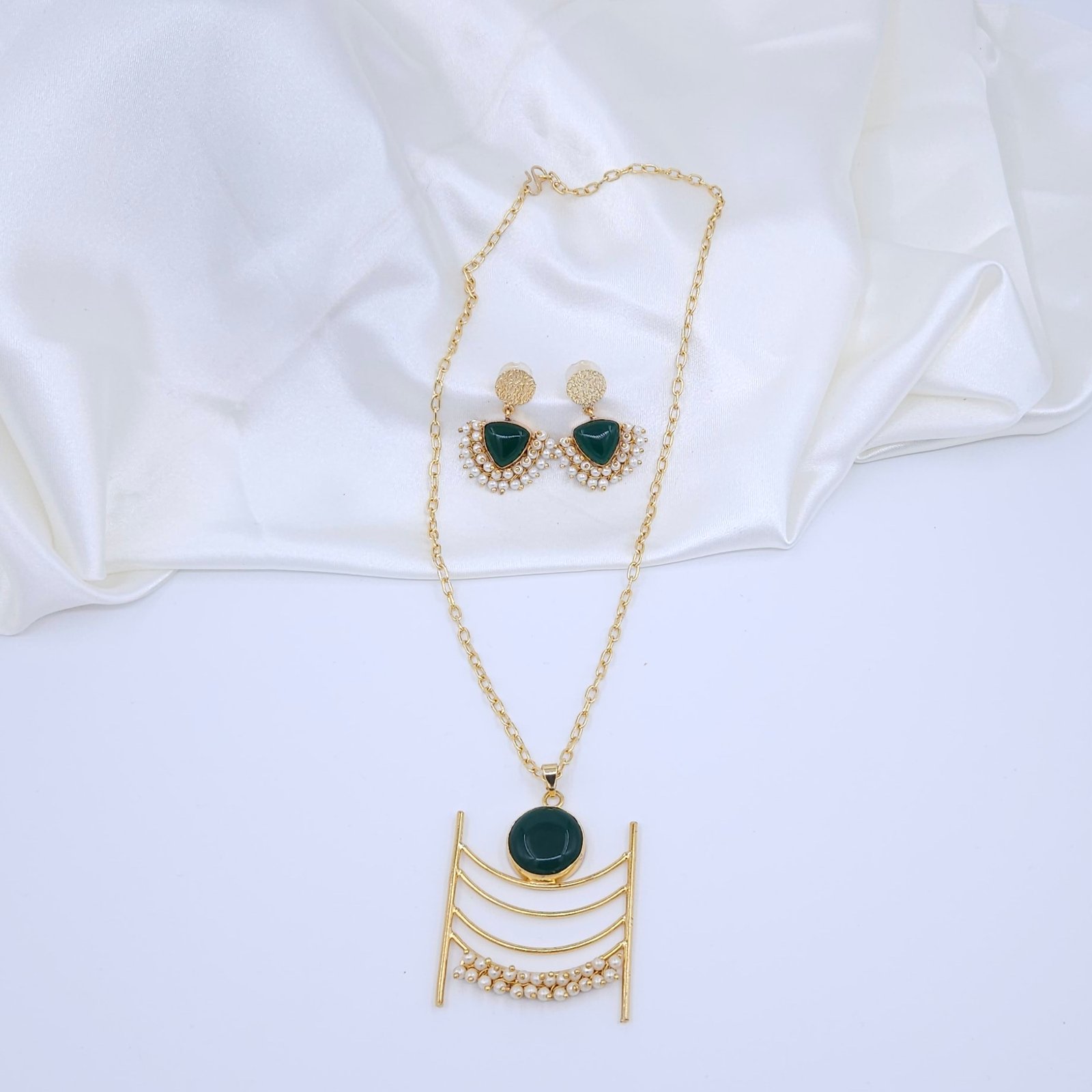 Handcrafted Gold Deep Emerald Green Monalisa & Pearl Necklace Set Handcrafted Gold Deep Emerald Green Monalisa & Pearl Necklace Set