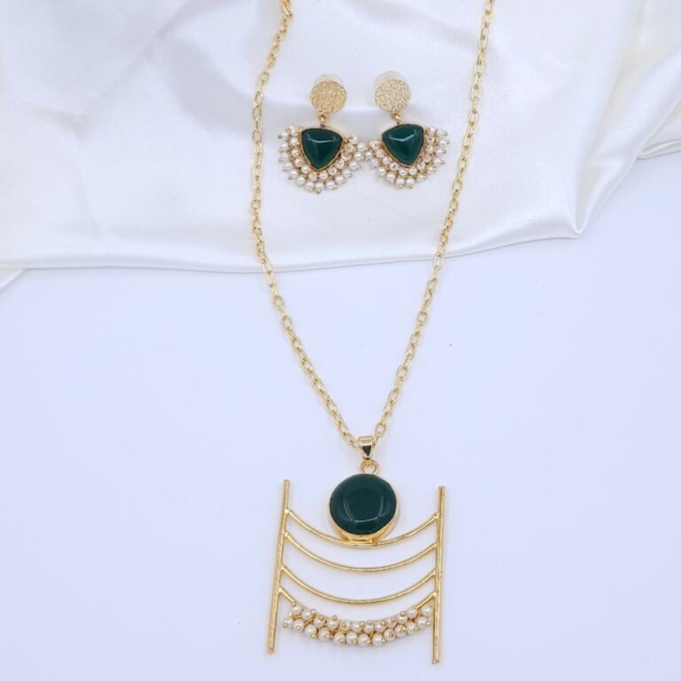Handcrafted Gold Deep Emerald Green Monalisa & Pearl Necklace Set