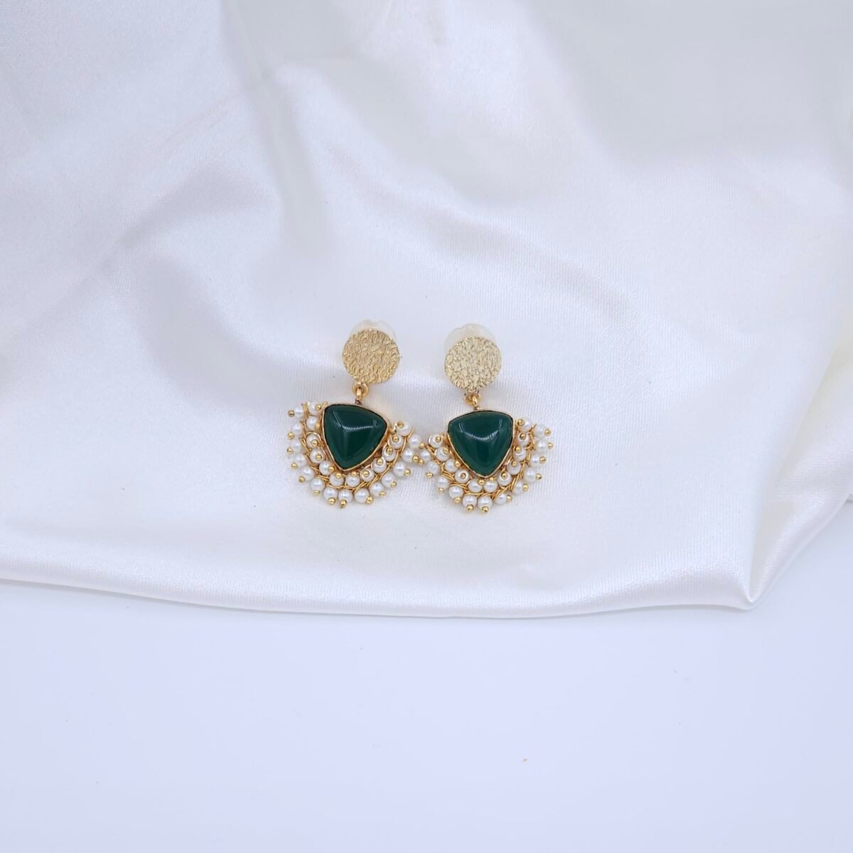 Handcrafted Gold Deep Emerald Green Monalisa & Pearl Necklace Set