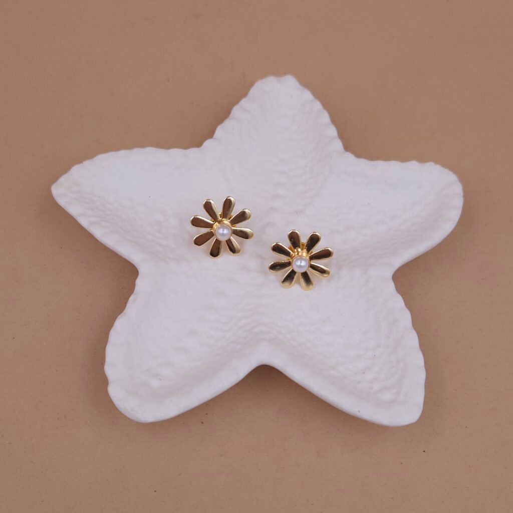 Daisy Bloom Pearl Stud Earrings - Anti-Tarnish Gold Finish